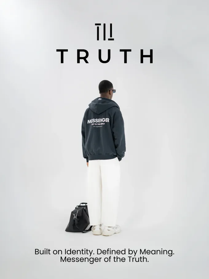 Brand Ad von Truth Apparel im Format 3:4: ein Model im Hoodie von hinten mit dem Claim Built on Identity. Defined by Meaning.